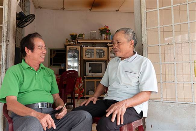 Ông Lãng (bên trái) và ông Ngô (bên phải) ngồi nhắc nhớ chuyện quê hương.