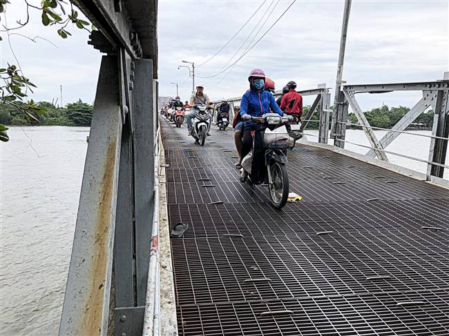 Mặt cầu được khuyến cáo rất trơn trợt. Xe chạy qua đây không nên thắng gấp.