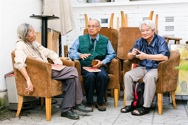 Nhà nghiên cứu Nguyễn Tiến Văn (bìa trái) cùng bạn bè trao đổi sôi nổi về Cá tính Quảng