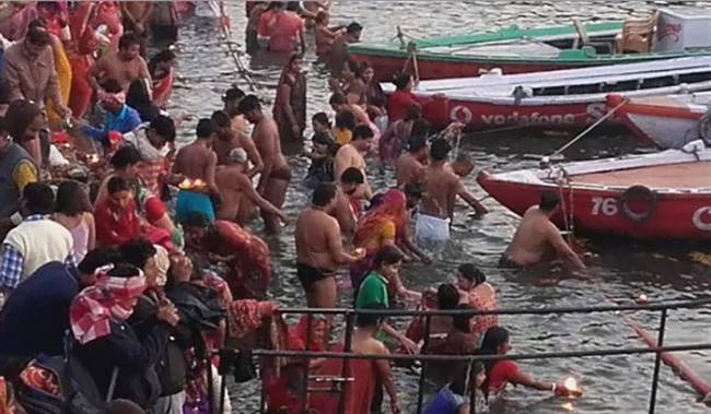 Người dân ngâm mình dưới các dòng sông thiêng. (Nguồn: NDTV)