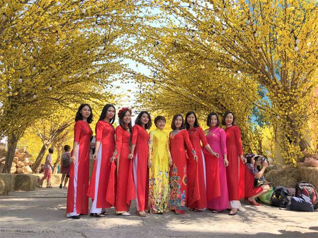 Nào chỉ bạn bè, có cả đồng nghiệp cùng công sở.