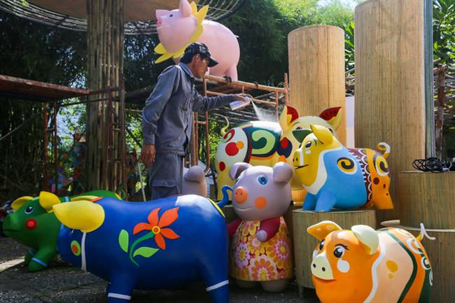 Ngoài xưởng của ông Tòng, một nhóm khác cũng đang tạo hình linh vật năm Kỷ Hợi tại Khu du lịch Văn Thánh (quận Bình Thạnh). Tại đây, khoảng 30 con heo làm bằng xốp đang dần hoàn thiện sau một tháng thi công.