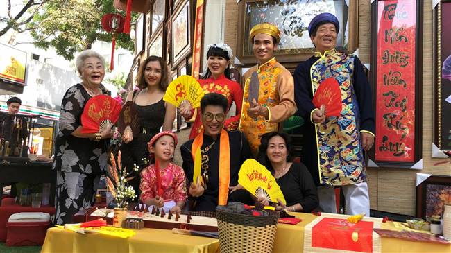 MC Thanh Bạch cùng những người thân mất một buổi trời ở góc phố này để chụp hình cùng nhau.
