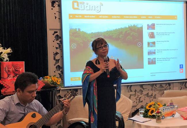 Ca sĩ Bích Phương, mẹ Kasim Hoàng Vũ tại lễ ra mắt sách