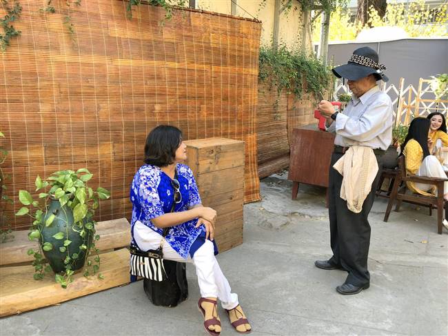 Người trẻ chụp cho người trẻ, thì cũng có người già chụp cho người già