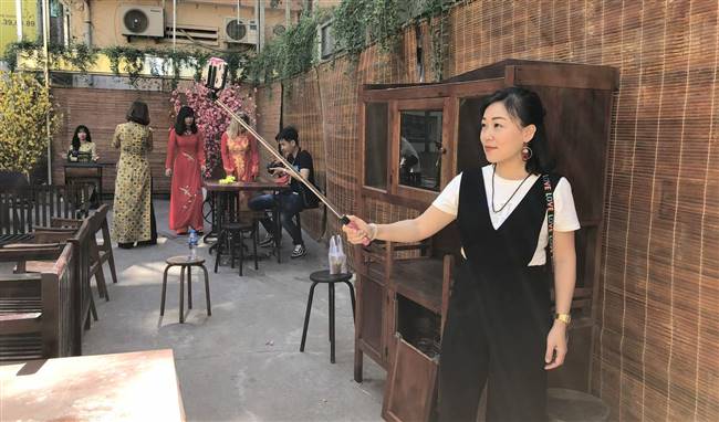 Không có ai, thì cây gậy tự sướng bè bạn cùng ta vậy.