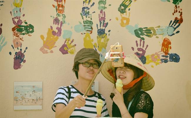 Du khách selfie tại làng bích họa.