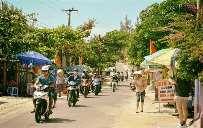 Từ ngày có làng bích họa, du khách đổ về Trung Thanh rất nhiều.