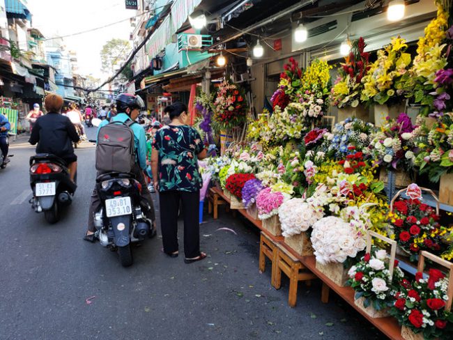 Hoa tươi ngày Valentine rất đa đạng về mẫu mã, từ hoa giỏ, hoa chậu, hoa bó cho đến hoa vào hộp