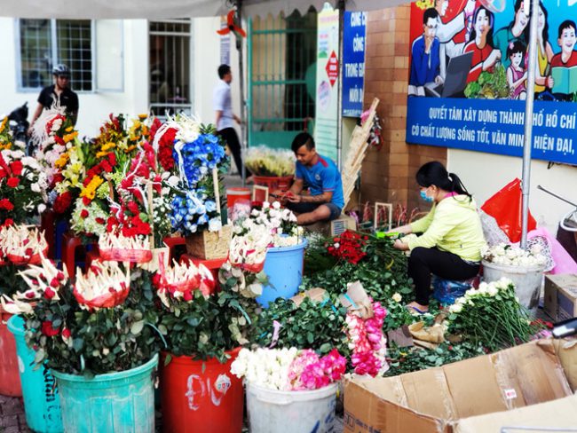Nhiều cửa hàng phải huy động thêm người làm để gói hoa trong những ngày này