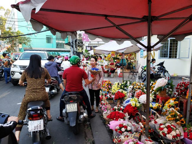 Tại chợ hoa Hồ Thị Kỷ, hoạt động mua bán cũng diễn ra tấp nập. Nhiều bó hoa được khách hàng yêu cầu có giá lên đến chục triệu đồng