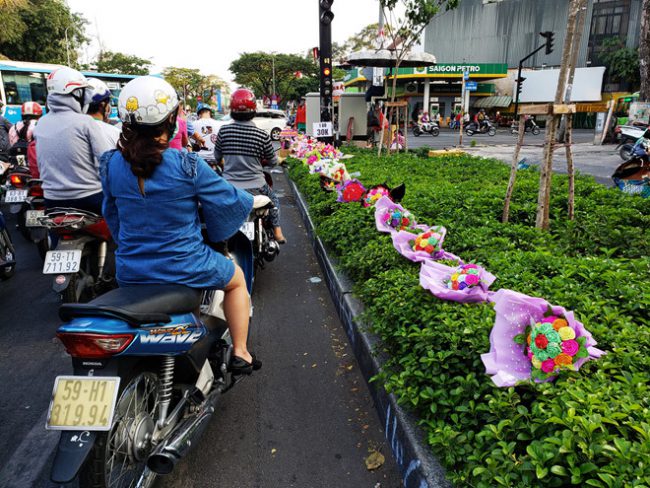Trước ngày 14.2, hoa tươi đã được bày bán tấp nập trên đường Nguyễn Văn Cừ (Q.5, TP.HCM). Vì nơi đây tọa lạc nhiều trường học, tập trung đông học sinh, sinh viên