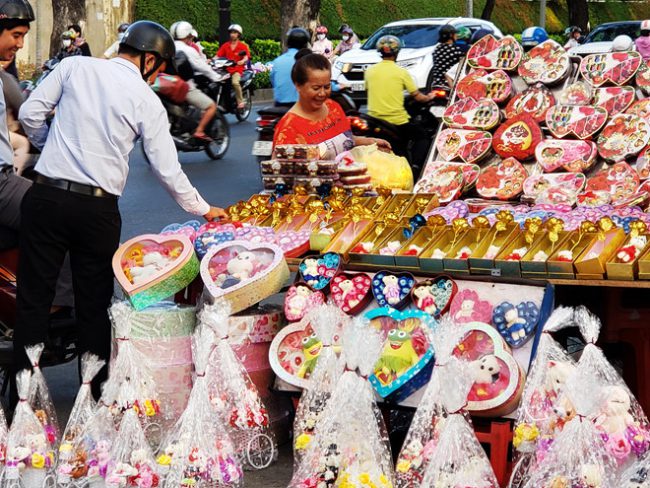 Bên cạnh hoa còn có rất nhiều những quà tặng khác được bày bán trong ngày lễ Tình Nhân