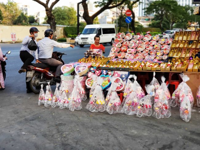 Các gian hàng quà tặng Valentine ở vỉa hè "ăn nên làm ra" trong dịp này