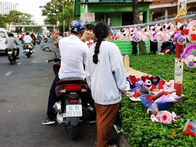 Hoa sáp, hoa giấy được vào hộp và trang trí đẹp mắt