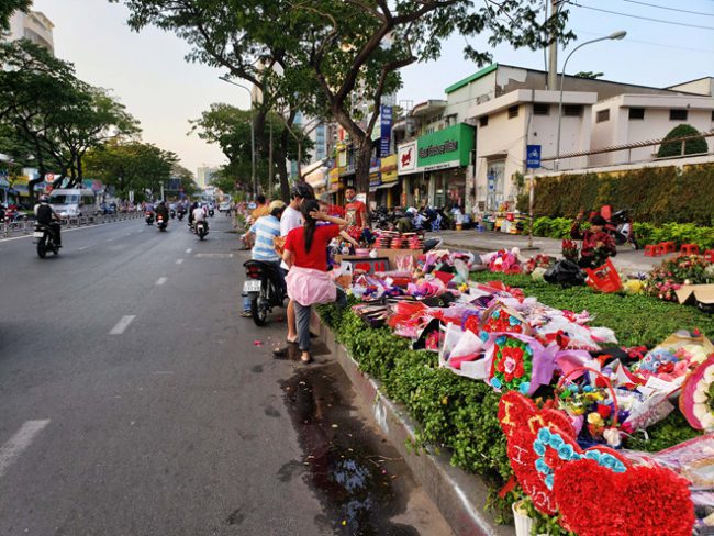 Hoa được bày bán ngay trên bãi cỏ ven đường với giá cả bình dân hơn các cửa hàng hoa tươi cao cấp, chỉ từ vài chục đến vài trăm nghìn đồng