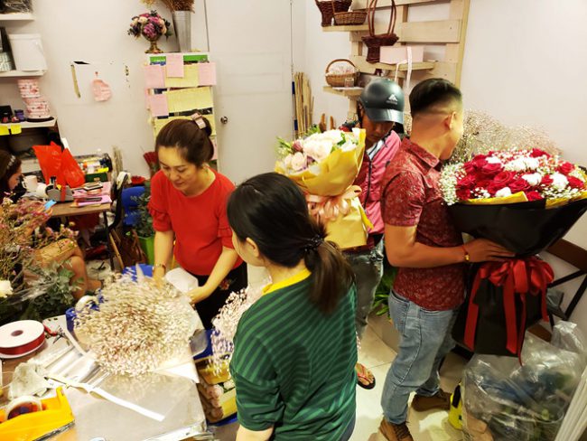 Các chủ cửa hàng hoa cho biết, lượng khách hàng tăng đột biến trong những ngày lễ như Valentine, Quốc tế Phụ nữ, Nhà giáo Việt Nam,... gấp 20 - 30 lần ngày thường