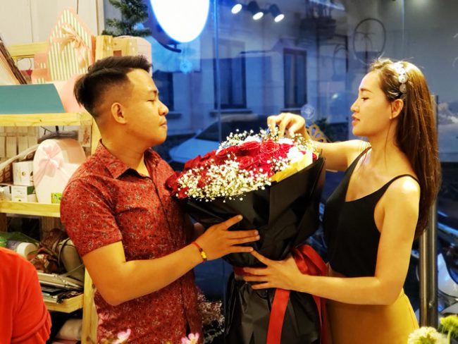 Một bó hoa được khách hàng đặt trước có giá 7 triệu đồng trong một cửa hàng hoa tươi cao cấp ở TP.HCM