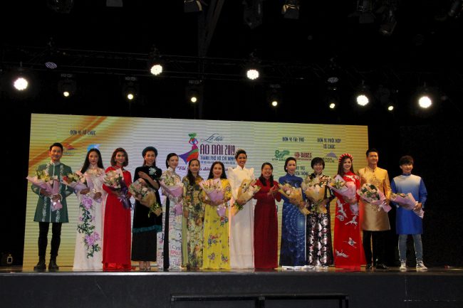 Ban tổ chức, đại sứ hình ảnh Lễ Hội áo dài TP.HCM 2019 ra mắt tại buổi họp báo.