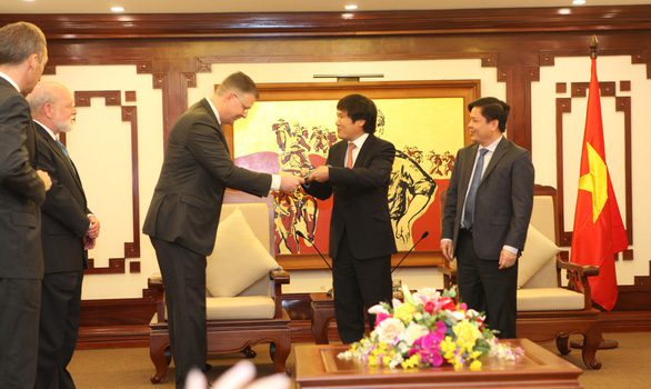 Đại sứ Hoa Kỳ Daniel J. Kritenbrink đã trao chứng nhận đạt năng lực giám sát an toàn hàng không mức 1 (CAT 1) của Cục Hàng không liên bang Hoa Kỳ cho cục trưởng Cục Hàng không Việt Nam Đinh Việt Thắng, với sự chứng kiến của Bộ trưởng Nguyễn Văn Thể - Ảnh: TUẤN PHÙNG