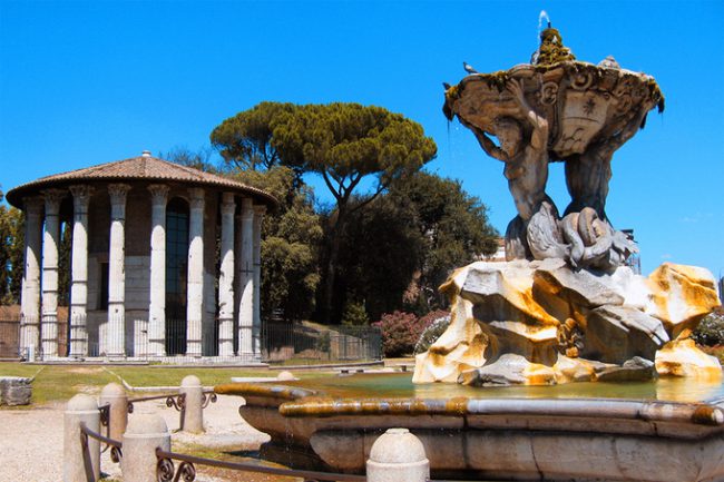 Đối diện nhà thờ, ở phía bên kia đường là ngôi đền Hercules Victor, kiến trúc tròn hiếm hoi ở Rome xây dựng từ cuối thế kỷ 2 trước Công nguyên. Ảnh: Civitavecchia