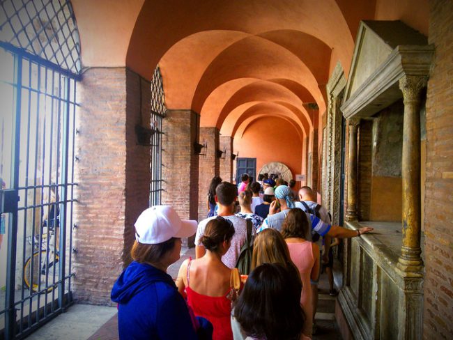 Theo trang Reidsitaly, du khách đến đây đa phần không phải để ngắm những bức bích họa vẽ vào thế kỷ 11 hay tháp chuông từ thế kỷ 12, mà bởi hai cổ vật trong nhà thờ. Đó là hộp sọ thánh Valentine, người được cho là khởi nguồn của lễ Tình nhân 14/2 và chiếc Miệng Sự thật, bức phù điêu bằng đá do người La Mã tạo ra từ thế kỷ đầu tiên. Ảnh: Travelandtash.