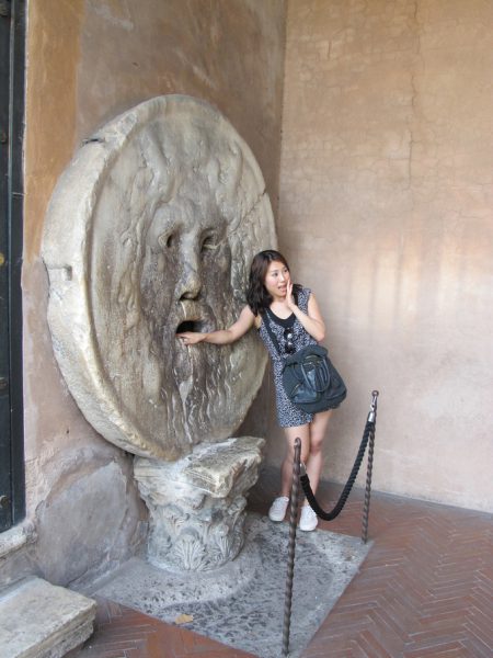 Điều thứ hai thu hút du khách đến đây là chiếc Miệng Sự thật (Bocca della Verità). Theo truyền thuyết, những du khách hay nói sai sự thật, đưa tay vào miệng phù điêu sẽ bị cắn đứt bởi đây là “máy” phát hiện nói dối của người La Mã cổ đại. Câu chuyện nghe có vẻ hoang đường nhưng lại có rất nhiều người tin. Vì thế, dòng người xếp hàng trước biểu tượng này để chờ cho tay vào Miệng Sự thật cứ ngày một dài, nhằm chứng minh sự trung thực của mình. Bức phù điêu trở nên nổi tiếng hơn khi xuất hiện trong bộ phim Roman Holiday, công chiếu năm 1953. Nhiều nhà nghiên cứu cho rằng chiếc đĩa đá này trước đây là nắp cống với các lỗ khoét ở vị trí mắt, miệng để thoát nước. Ảnh: Just One Suitcase.