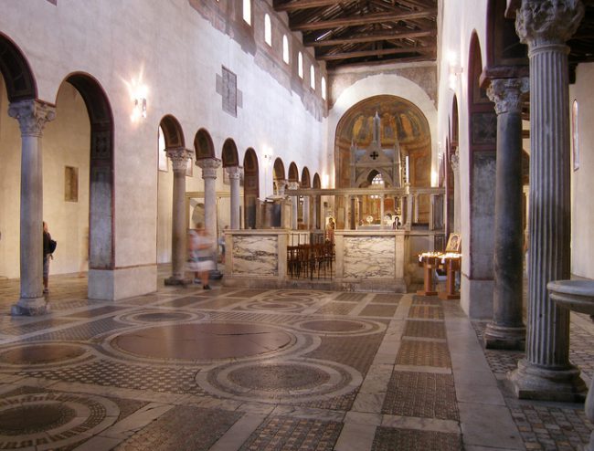 Đại học nghệ thuật John Cabot ở Rome, đăng tải nhận xét: “Santa Maria in Cosmedin là địa điểm yêu thích của những người theo đuổi các lớp học nghệ thuật ở Rome, vì nó là trụ cột của nghệ thuật, lịch sử và văn hóa trong thành phố. Santa Maria được xây dựng tại địa điểm của một ngôi đền cổ, và vẻ đẹp của nó xứng đáng với thuật ngữ cosmedin, có nghĩa là 'trang trí công phu'. Đây là nơi an nghỉ lý tưởng cho một người đàn ông có tên đồng nghĩa với tình yêu, tình cảm và vẻ đẹp”. Ảnh: Wikipedia.