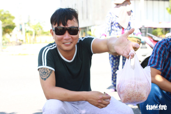 Anh Võ Tiến Cường, một người mê ruốc, khoe bao ruốc tươi vừa mua được - Ảnh: TẤN LỰC