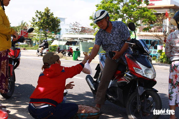 Một phần được bà Châu Thị Thu Hà bán ngay tại chỗ cho người đi đường - Ảnh: TẤN LỰC