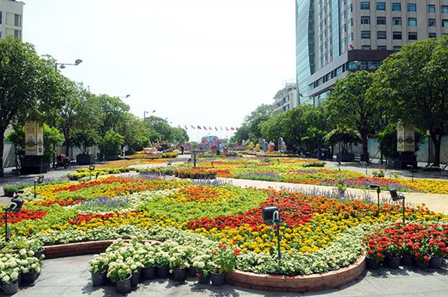 Một ngày trước khai mạc, các tiểu cảnh, linh vật năm Kỷ Hợi tại đường hoa Tết Kỷ Hợi trên phố đi bộ Nguyễn Huệ (quận 1, TP.HCM) đã cơ bản hoàn thành.