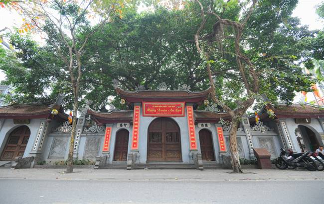 Chùa Hòe Nhai nằm tại số 19 Hàng Than, Ba Đình, Hà Nội. Nhiều tài liệu cho rằng chùa được xây dựng từ thời nhà Lý (1010 - 1225). Đây là một trong những ngôi chùa lớn nhất kinh đô Thăng Long xưa, nổi tiếng với nhiều tượng cổ, trong đó có pho tượng kép, thể hiện một vị vua quỳ để tượng Phật ngồi trên lưng trong gian chính điện.