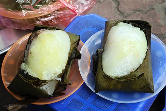 Chiếc bánh giò mềm mịn tỏa hơi nóng sau lớp lá gói.
