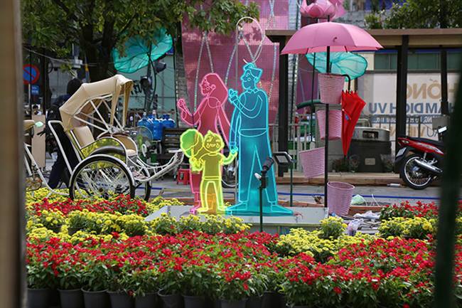 Phân đoạn hai với tên gọi “Thành phố thông minh” (giao lộ Huỳnh Thúc Kháng - Nguyễn Huệ), thể hiện đúng tên gọi với các đại tiểu cảnh mang theo sự chuyển động. Phân đoạn này sẽ có các đại và tiểu cảnh như Chong chóng ước mơ, Internet vạn vật, Không gian ba chiều, Vườn kết nối…