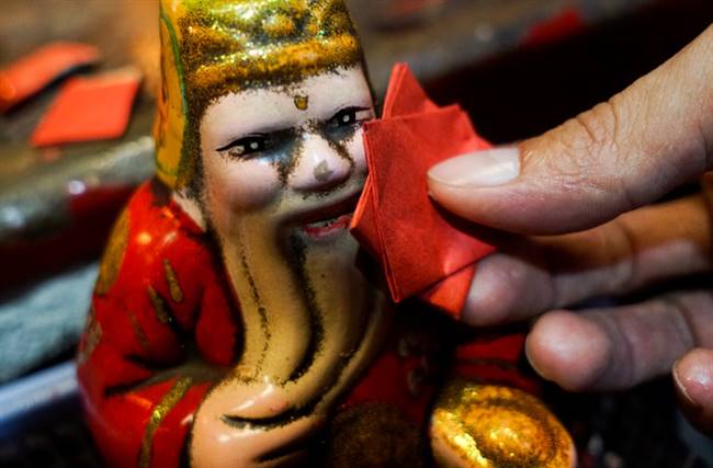 Lộc mang về thường là tờ giấy đỏ, hoa, đồ cúng... Nhiều người ngay khi nhận lộc thường chà lên tượng Thần tài. "Tôi là dân kinh doanh nên chỉ mong Thần tài luôn phù hộ cho mình", anh Hải cho biết.