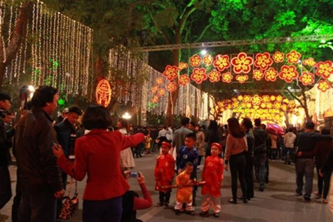 Việc đón giao thừa tại Hồ Gươm hiện nay đã rất phổ biến