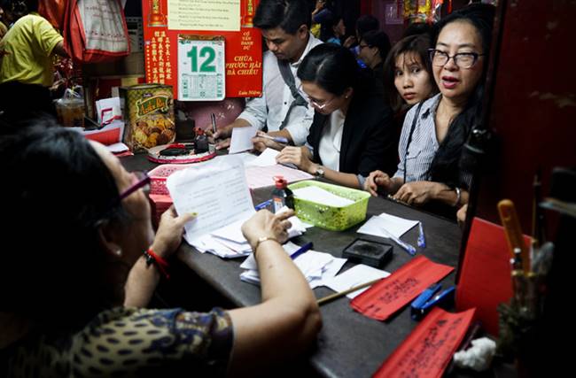 Sau khi thắp hương, làm lễ hết các điện, người cúng sẽ xin số, bùa hộ mạng, cúng sao giải hạn… với niềm tin sẽ nhận được sự che chở, phù hộ của các vị thần.