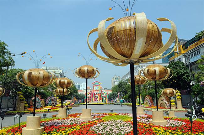 Trước ngày khai mạc đường hoa Tết đã cơ bản hoàn thành. Hiện các công nhân đang hoàn tất những công đoạn cuối cùng như chỉnh sửa chậu hoa, tưới nước…