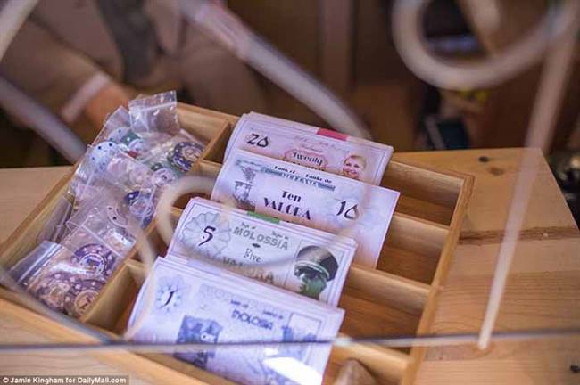 Mollossia còn được gọi là quốc gia "bỏ túi" bởi diện tích quá khiêm tốn. Nếu du khách đến vùng sa mạc gần thành phố Virginia, Nevada, Mỹ sẽ nhìn thấy tấm biển: "Chào mừng tới cộng hòa Molossia, một đất nước độc lập chủ quyền. Kể từ cột mốc này, bạn không còn đứng trên nước Mỹ nữa".