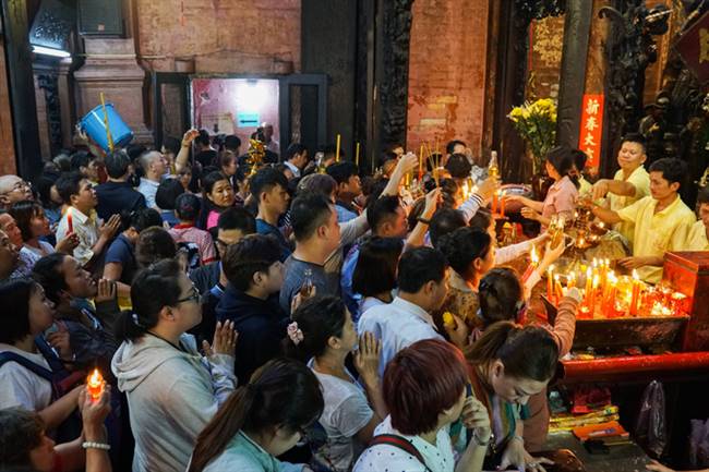 Dân gian quan niệm: "Mùng 8 cúng sao, mùng 9 cúng chư thiên, mùng 10 cúng đất". Chính vì thế từ nhiều năm nay, người dân từ khắp nơi tìm đến chùa Ngọc Hoàng để dâng hương, cúng bái, cầu cho gia đình, người thân khỏe mạnh, làm ăn phát đạt...