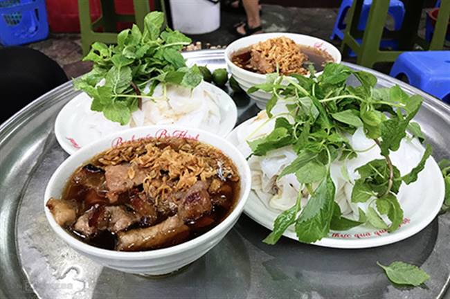 Cái tên bánh cuốn được đặt theo cách chế biến của món này.