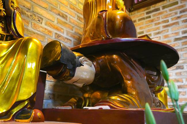 Tương truyền sau khi đọc xong, nhà vua chợt bừng tỉnh, lập tức cho mời nhà sư vào triều để cúi mình tạ lỗi, thu hồi lại sắc lệnh cấm Phật giáo. Vua Lê Hy Tông hứa với thiền sư Tông Diễn rằng, ông sẽ sửa mình và cho người tạc bức tượng Phật ngồi lưng vua đặt trong chùa Hòe Nhai. Đây là pho tượng độc nhất vô nhị trong các tác phẩm điêu khắc của Phật giáo.