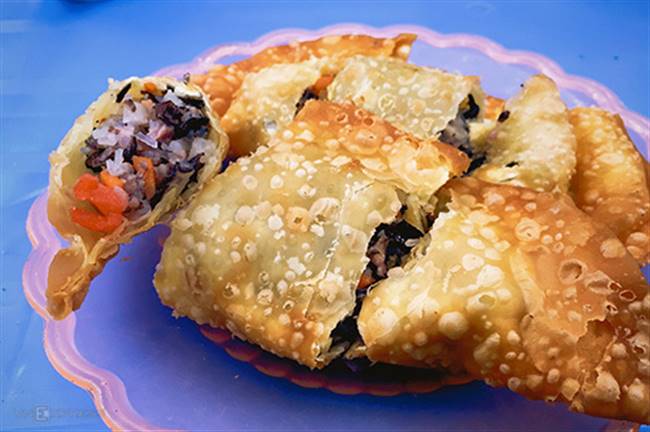 Vỏ bánh gối cứng giòn, nhìn mỏng nhưng khi cắt lại không hề vỡ vụn.