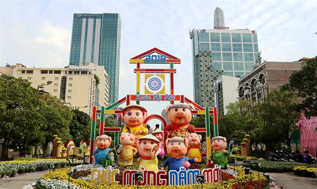Cổng Đường hoa ở vị trí trung tâm là đại gia đình Hợi với 9 thành viên cùng nhau đi chơi Tết, sắm Tết ở chợ Bến Thành. Trong đó, heo cha cao 2.9m và heo mẹ cao 2.6m trong trang phục áo dài nón lá, áo dài khăn rằn đặc trưng Nam Bộ với hai gam màu ngày Tết là màu đỏ của sự may mắn và màu vàng của sự thịnh vượng.