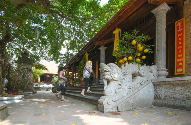 Chùa Hoè Nhai nằm trên một khuôn viên rộng khoảng 3.000 m2 gồm 2 tòa bái đường 5 gian, chính điện 3 gian và nhà tổ 7 gian tạo thành hình chữ “Công”. Sân chùa có 3 ngọn tháp cao ba tầng, ngọn tháp Ấn Quang mới được dựng năm 1963 để kỷ niệm ngày Hòa Thượng Thích Quảng Đức tự thiêu phản đối chế độ Ngô Đình Diệm đàn áp Phật giáo.