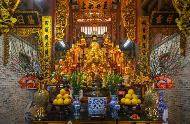 Sáu lớp tượng Phật tại khu chính điện. Ở gian ngoài còn có tượng hộ pháp, Ngọc Hoàng cùng Nam Tào, Bắc Đẩu… như thường thấy ở các chùa Việt.