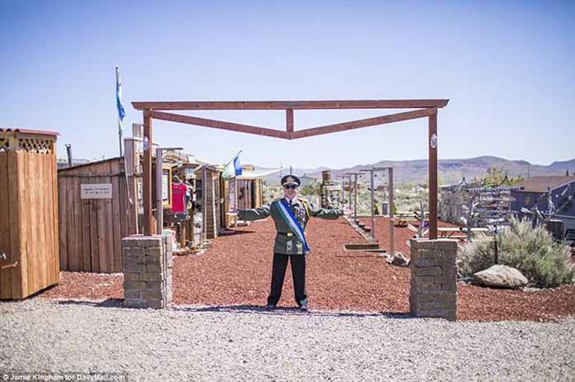 Molossia có tiền tệ, quy tắc và bản sắc riêng - mặc dù vị trí địa lý của nó ở Nevada, Mỹ nhưng không được thế giới công nhận là một quốc gia hợp pháp. Mặc dù vậy, điều đó vẫn không ngăn được sự phát triển của Cộng hòa Molossia.