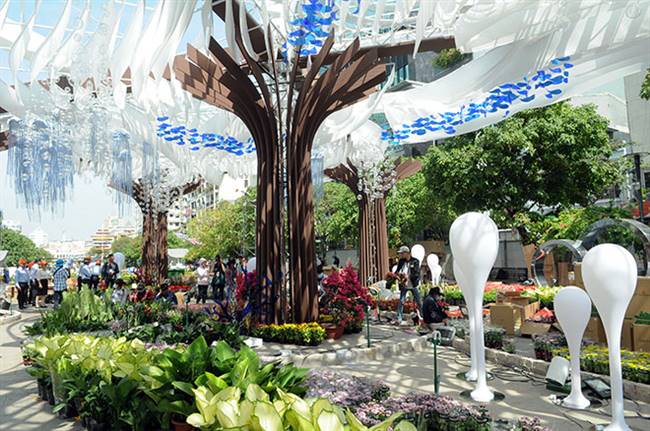 Đại cảnh đại dương xanh trên đường hoa. Những cây cảnh khu vực này được mô phỏng như những thực vật biển tạo cảm giác người xem như đang lạc vào đại dương xanh.