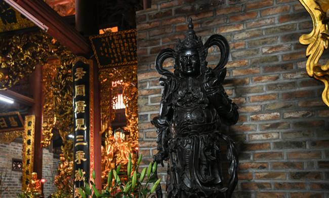 Hệ thống tượng Phật ở đây được giới khảo cổ gia ghi nhận là đa dạng về chất liệu như gỗ quý, đất nện, đồng hun.