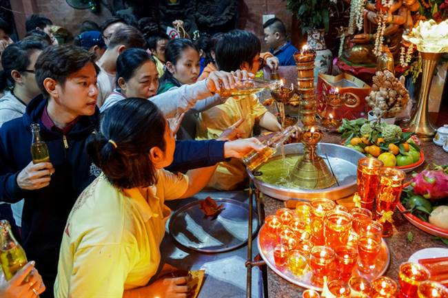 Rót dầu là nghi lễ quan trọng nhất khi vía Ngọc hoàng. Những chai dầu ăn được rót vào đèn thờ trước điện Ngọc hoàng. Trước gian thờ, luôn có người đứng để rót vào ngọn đèn cúng.
